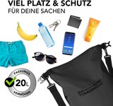 Ein schwarzer Beutel mit verschiedenen Gegenständen.
