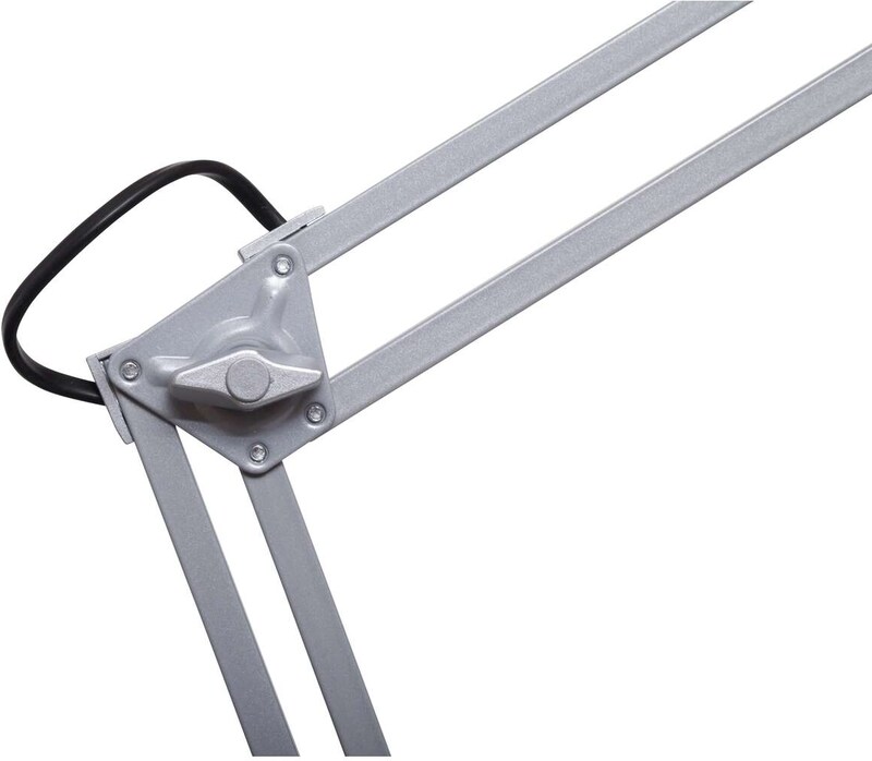 Ein silberner Scherenarm einer Schreibtischlampe.