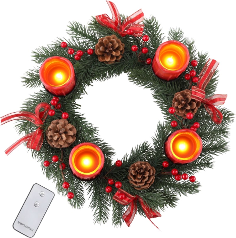 Ein Adventskranz mit Kerzen und Zapfen.
