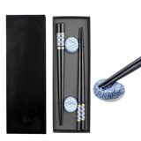 thumbnail of Intirilife Essstäbchen Set in Schwarz mit blauem Fächermuster - 2 Paar Stäbchen 22.7 cm Länge mit 2 Stäbchenhalter 3.5x2.8x1.4 cm - Sushi Essstäbchen