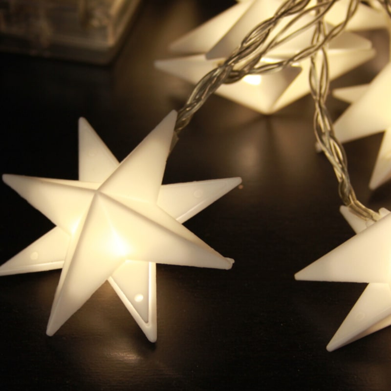 Lichterkette mit weißen Sternen.