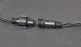 Ein schwarzer Stecker und eine Buchse.
