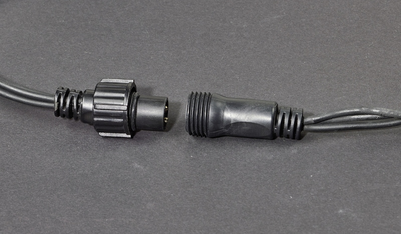 Ein schwarzer Stecker und eine Buchse.