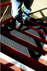 Rutschfeste Stufenmatten auf einer Metalltreppe.