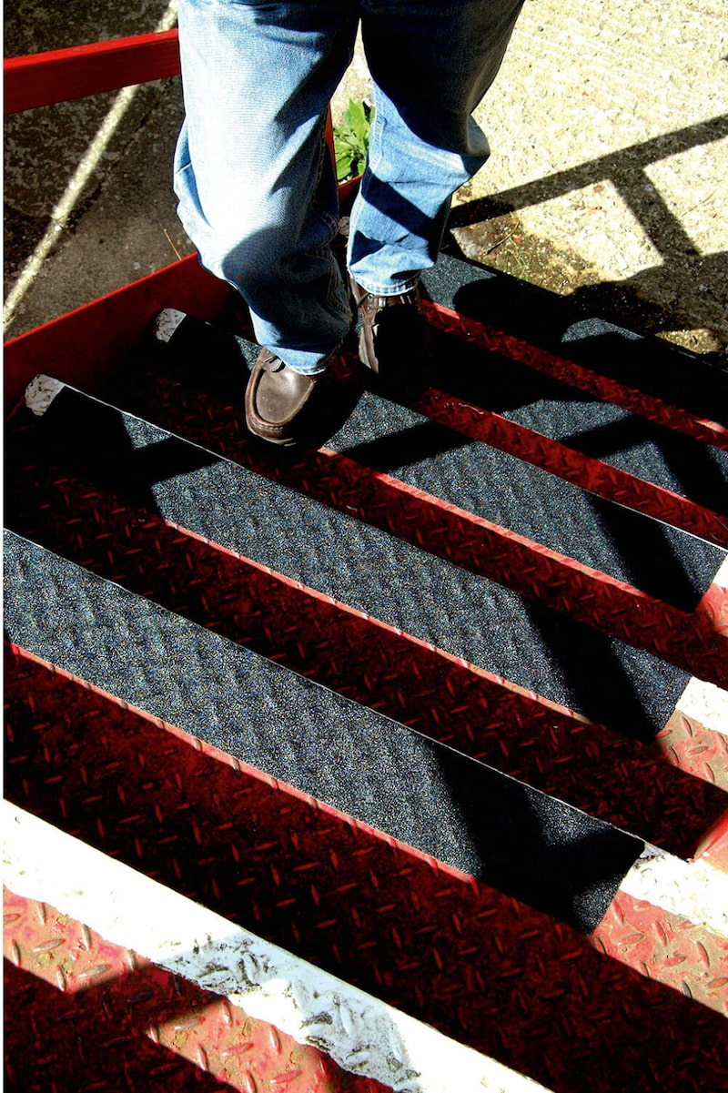 Rutschfeste Stufenmatten auf einer Metalltreppe.