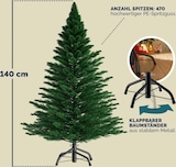 Ein künstlicher Weihnachtsbaum mit Metallständer.