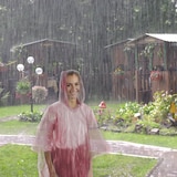 thumbnail of Relaxdays Regenponcho Einweg, 10er Set, Einmal Regencape mit Kapuze, für Erwachsene, Notfallponcho Damen & Herren, rot