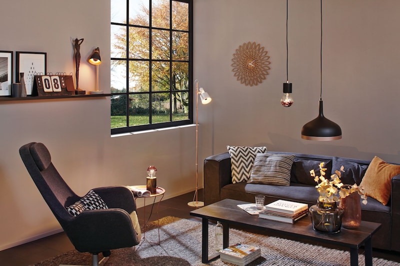 Ein modernes Wohnzimmer mit verschiedenen Lampen.