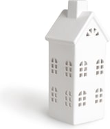 Ein weißes Kerzenhaus mit Fenstern.