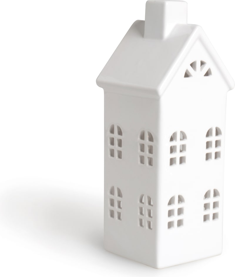 Ein weißes Kerzenhaus mit Fenstern.