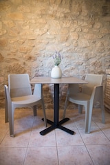 thumbnail of garbar GOYA HPL Quadratischer Tisch Indoor 70x70 Weißer Fuß - Natürliche Eiche Tischplatte