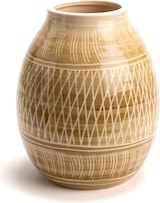 Eine braune Vase mit einem Rautenmuster.