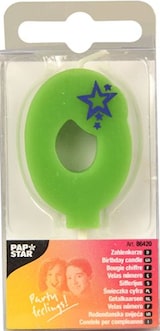Eine grüne Kerze in Form der Zahl 9 mit blauen Sternen.
