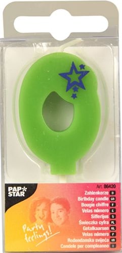 Eine grüne Kerze in Form der Zahl 9 mit blauen Sternen.