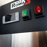 thumbnail of Romux® Gefrierschrank mit 1 Türen Glastüren 68 cm mit Umluftkühlung | Gastro Gefrierschrank aus Edelstahl mit 600 L Kapazität - 6 Einlegeböden 580 W
