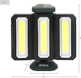 Un foco LED plegable de tres paneles.