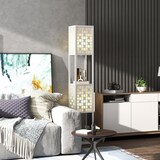 Ein moderner Stehlampe mit Regalen.