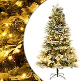 Ein geschmückter Weihnachtsbaum mit Lichtern und Zapfen.