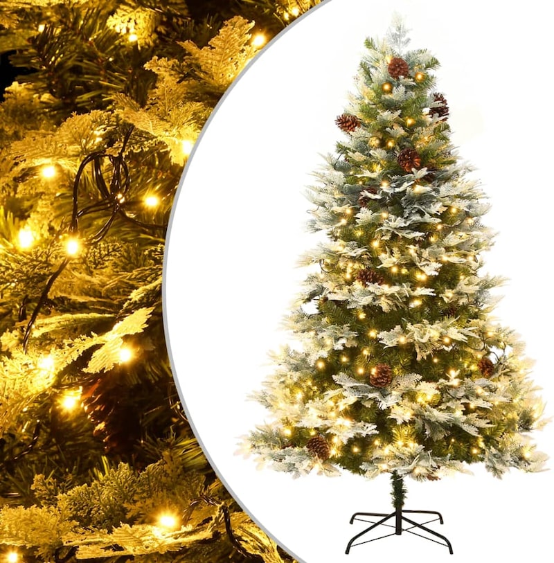 Ein geschmückter Weihnachtsbaum mit Lichtern und Zapfen.