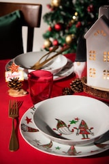 Weihnachtsgeschirr mit Wichteln und Tannenzapfen.