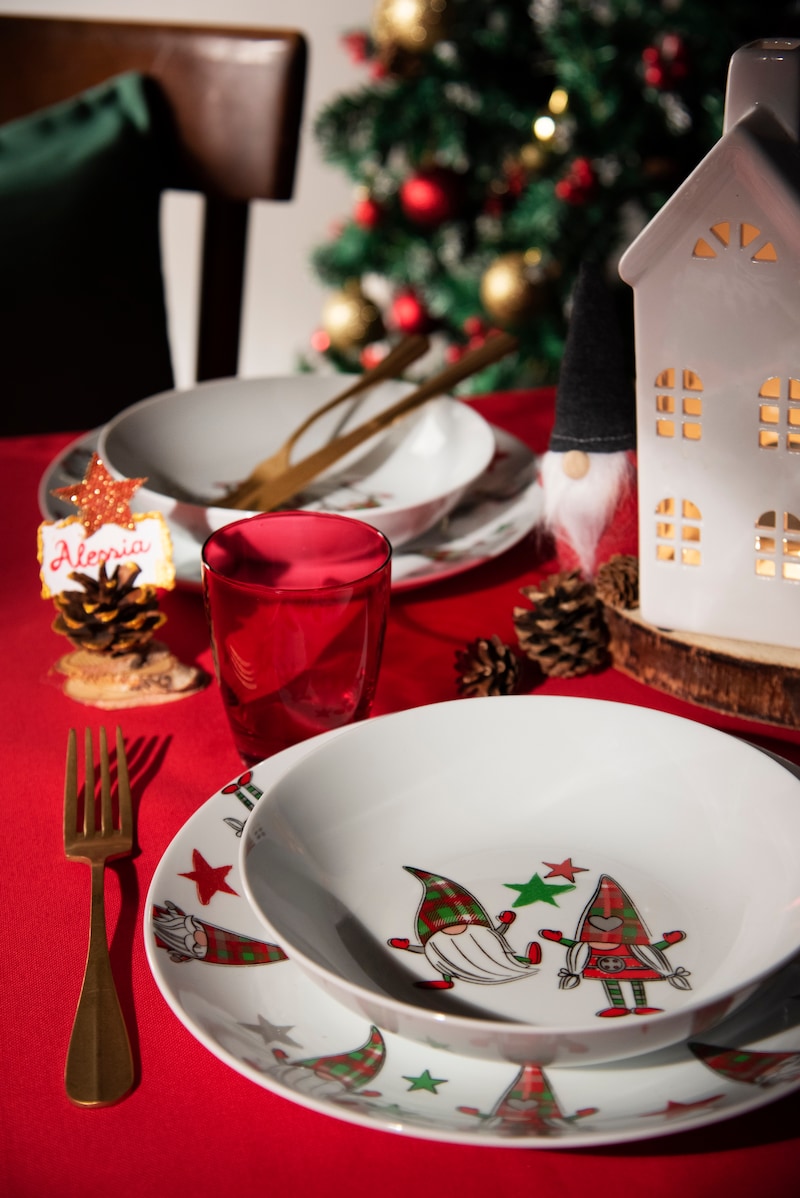 Weihnachtsgeschirr mit Wichteln und Tannenzapfen.