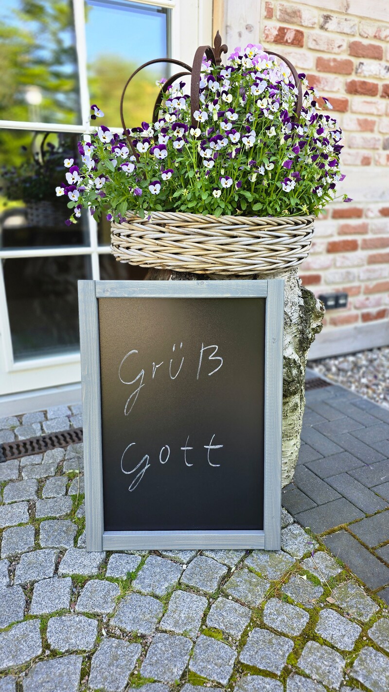 Ein Willkommensgruß auf einem Schild.