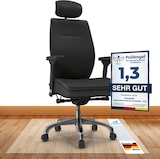 Ein schwarzer Bürostuhl auf einer Bodenschutzmatte.