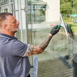 thumbnail of Kit complet pour nettoyage de vitres ERGOTEC 6 en 1 - Mouilleur, raclette, seau, bidon, grattoir et chiffon - UNGER