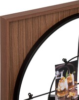 Ein Bilderrahmen mit Holzoptik und schwarzem Draht.
