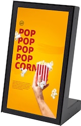 Ein beleuchteter Ständer mit einem Filmplakat.
