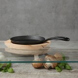 thumbnail of Gusspfanne Minipfanne 13cm mit Stiel u. Holzuntersetzer Gusseisen Servierpfanne