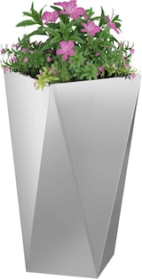 Ein silberner Blumentopf mit rosa Blumen.