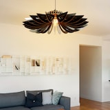 Eine schwarze Lampe hängt von der Decke.