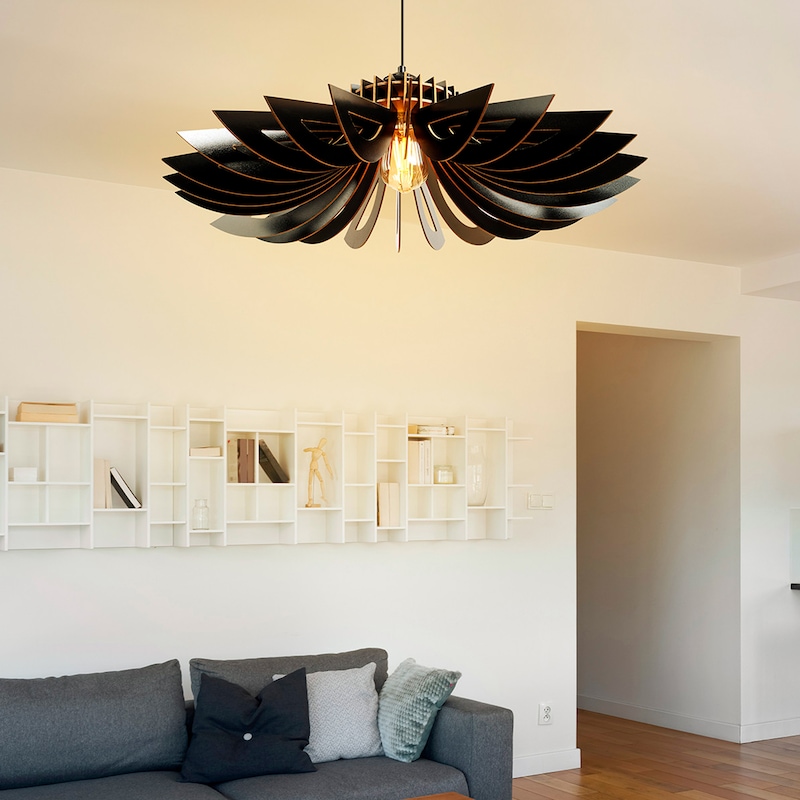 Eine schwarze Lampe hängt von der Decke.