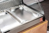 thumbnail of Gasfrit – Kühlvitrine für Fisch mit gebogener Glasscheibe, 1070 × 882 × 419 mm