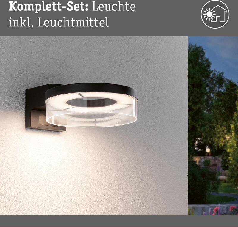 Eine moderne Außenwandleuchte mit rundem Lampenschirm.