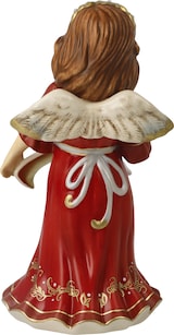 Eine Engelsfigur in rotem Kleid mit goldenen Verzierungen.