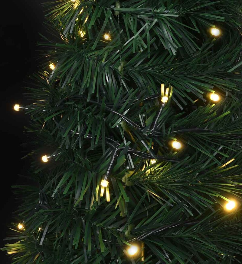 Lichterkette auf einem künstlichen Weihnachtsbaum.