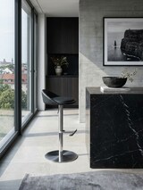 thumbnail of Barhocker `Donau`, höhenverstellbar, halbrunde Rückenlehne, Edelstahl, max. 110 kg Belastung. Schwarz, 43x43x90 cm | Kadima Design