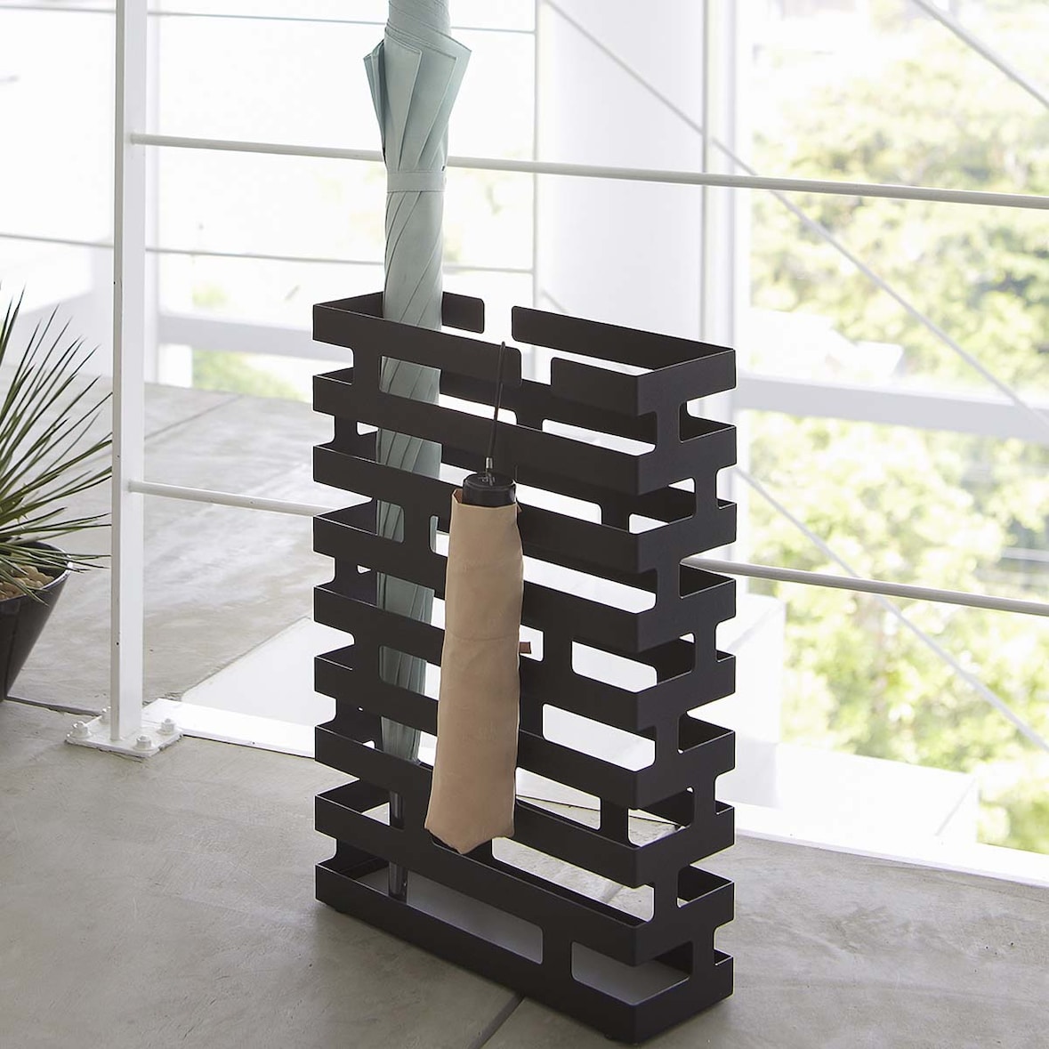 Yamazaki Schirmständer Regenschirmständer schwarz Metall schmal modern platzsparend 30x43x10cm "BRICK"