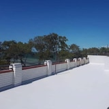 thumbnail of Tinta ecológica de borracha reforçada com fibra (20 kg, Branco) - Impermeabilização de telhados, fachadas e terraços. Altamente durável e elástica.