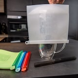 thumbnail of Intirilife 4x Lebensmittelbeutel aus Silikon mit 1L Füllmenge in mehreren Farben - 24 x 19 x 3 cm - Wiederverwendbar mit Zip spülmaschinengeeignet