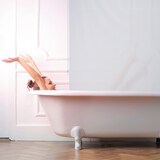 thumbnail of Relaxdays Duschrollo, 140x240 cm, Seilzugrollo für Dusche & Badewanne, Decke & Fenster, Badrollo wasserabweisend, weiß