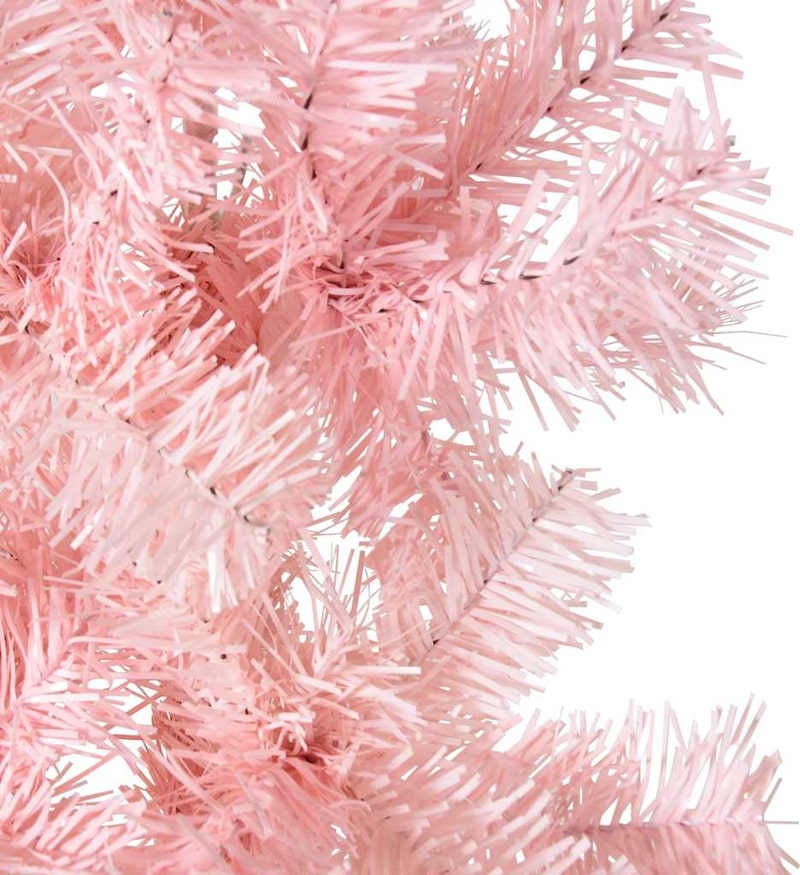 Ein Ausschnitt einer rosa künstlichen Tanne.