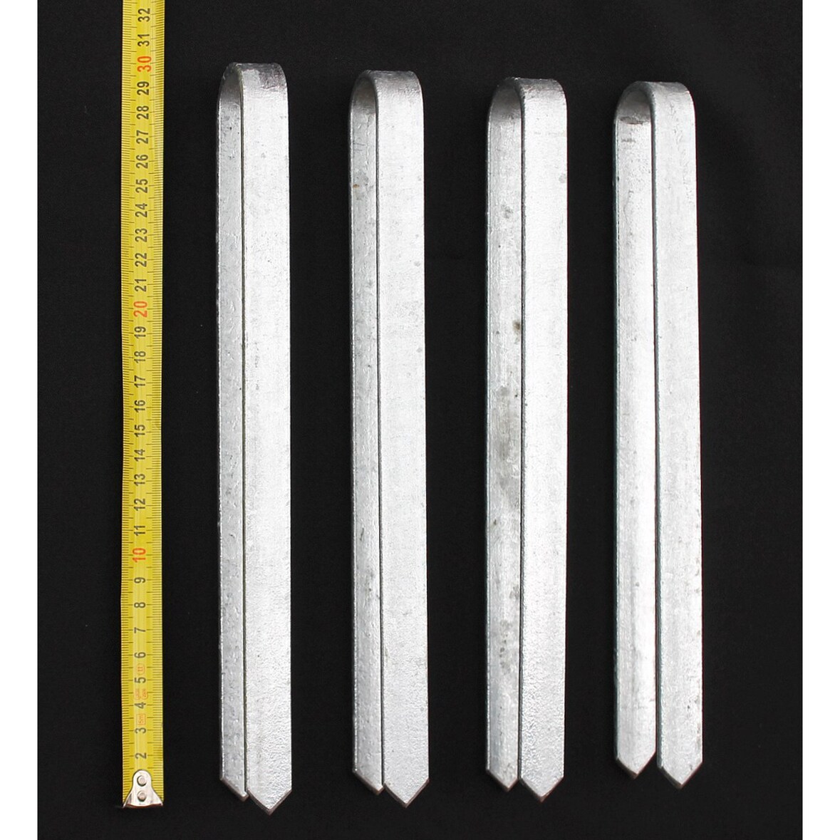 DanDiBo 4 Stück Bodenanker verzinkt XL Erdanker für Rosenbogen 30 cm Heringe Erdspieß Bodenspieß Befestigung Verankerungs-Set