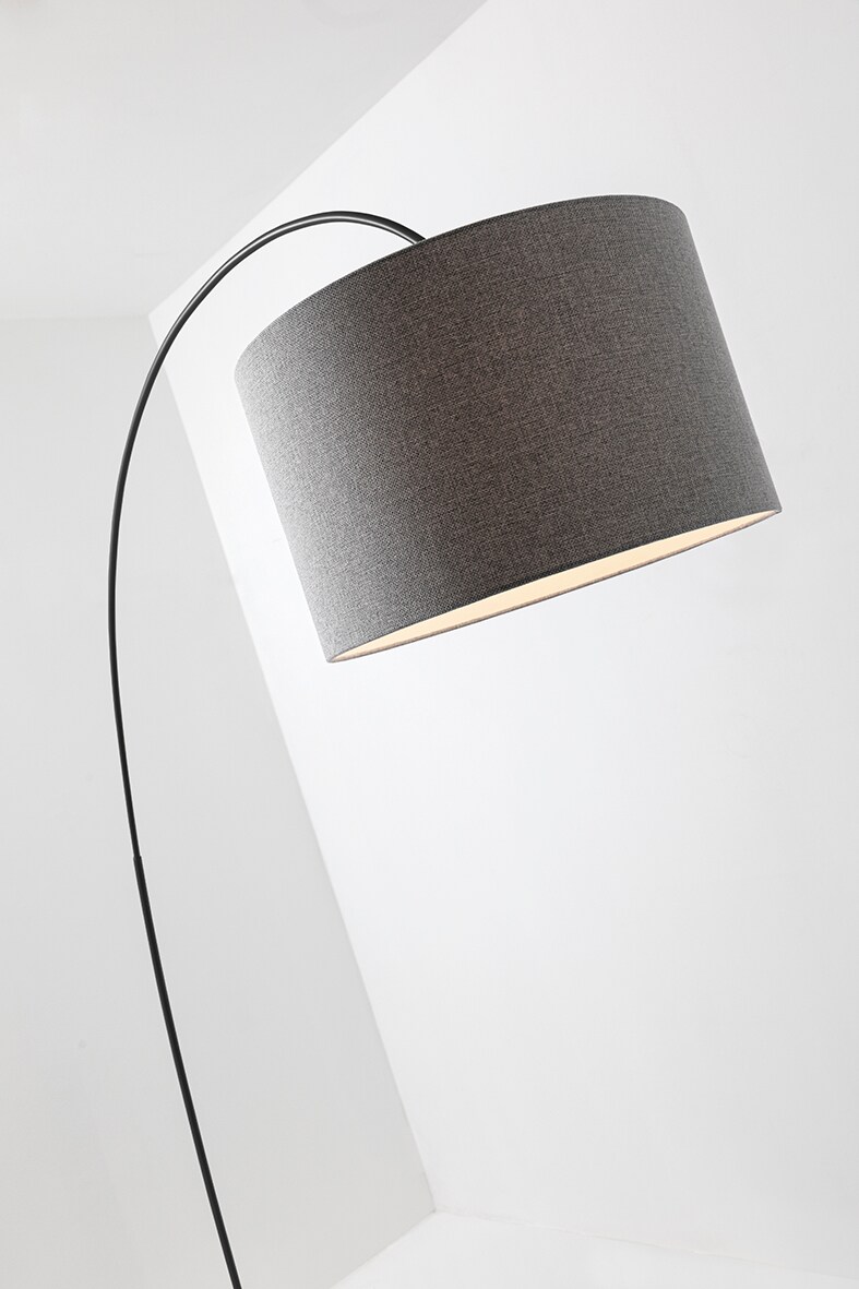 Eine graue Lampe mit einem Bogenarm.