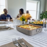 thumbnail of Bandeja para lasaña de aluminio antiadherente, 40 x 31 x 8 cm, con asas laterales y borde alto.