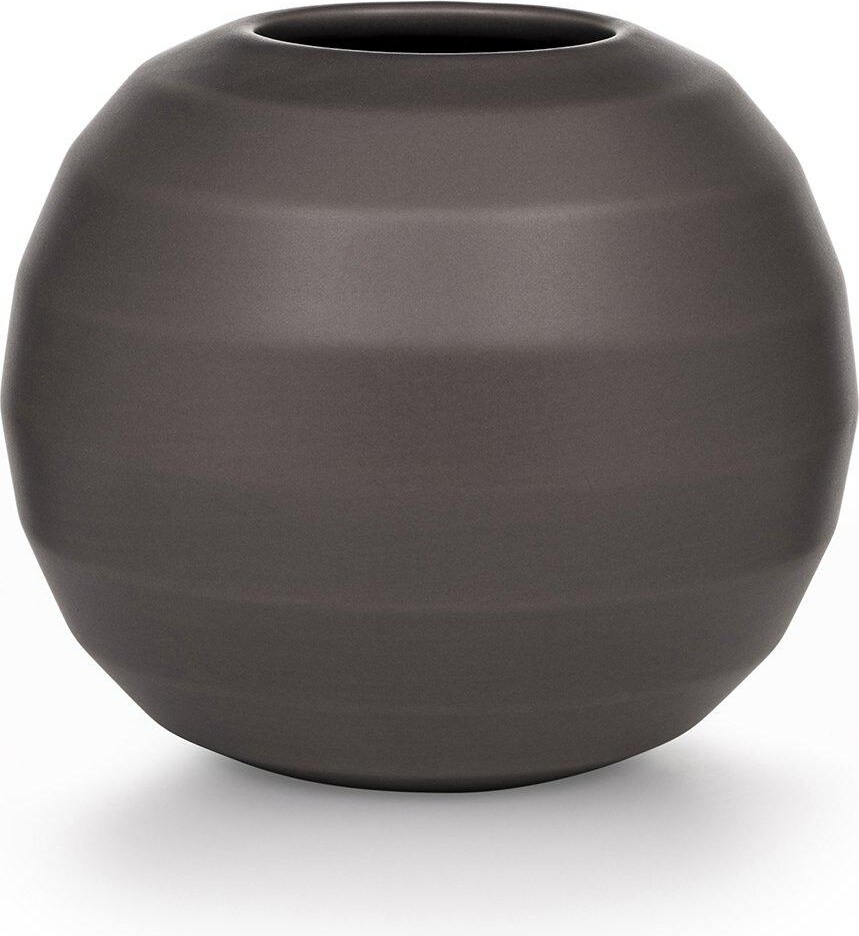 Eine graue, kugelförmige Vase mit horizontalen Linien.