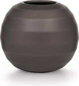 Eine graue, kugelförmige Vase mit horizontalen Linien.