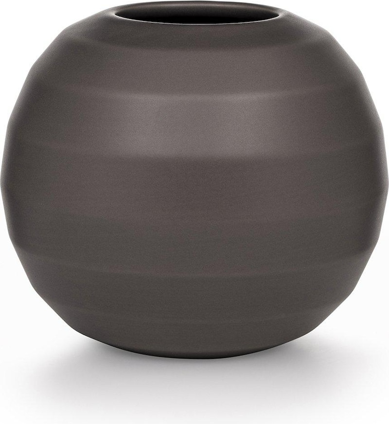 Eine graue, kugelförmige Vase mit horizontalen Linien.